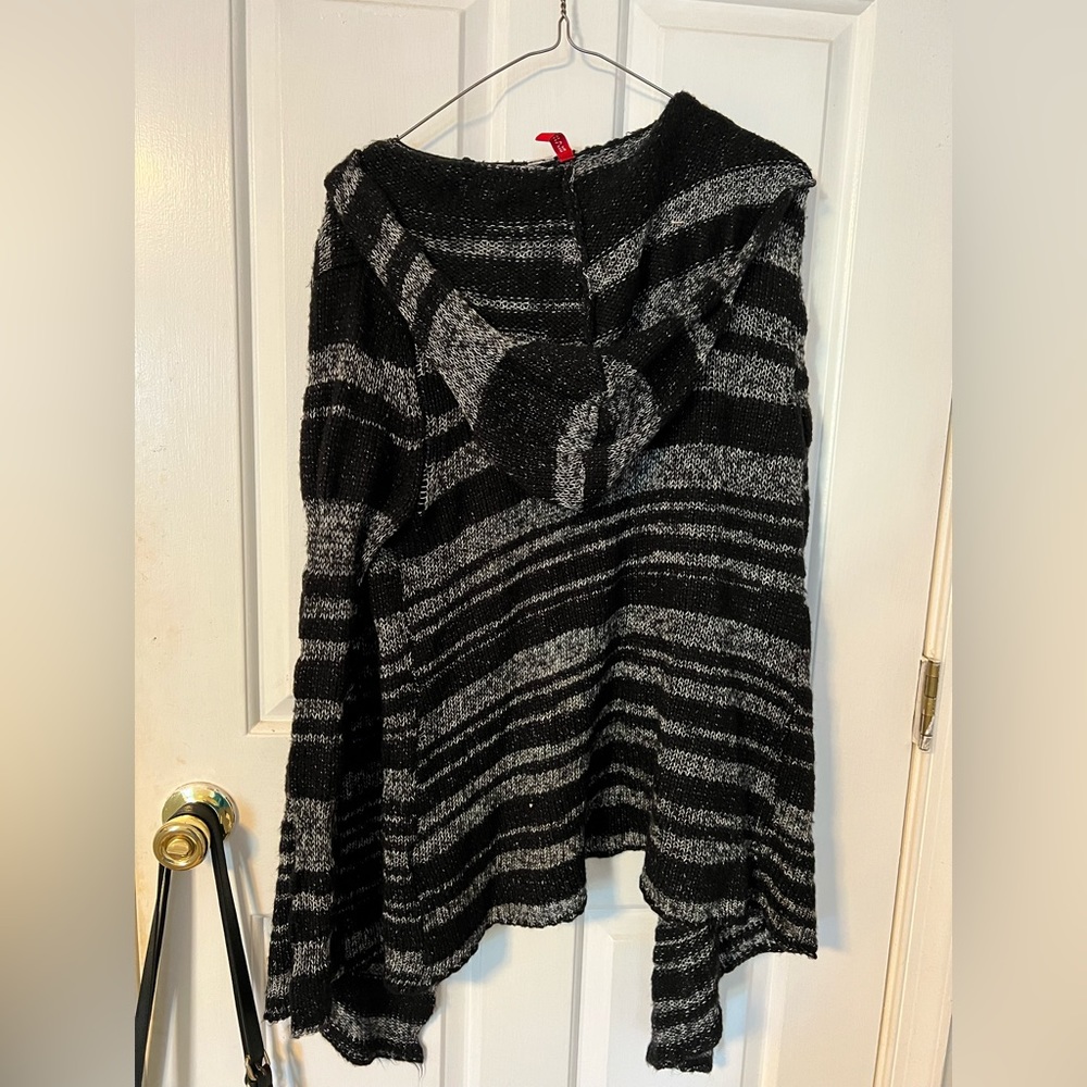 Selling a wool cardigan that’s is black and white and in size small.